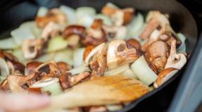 Как пожарить грибы на сковороде с луком