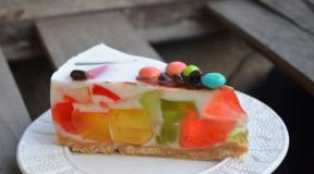 Jelly torta s kislo smetano s sadjem in piškoti Kako narediti žele in kislo smetano torto
