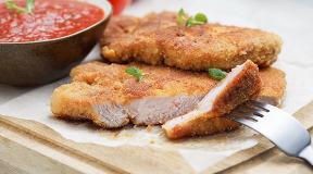 Breaded pork chops in a pan How to cook pork in bread crumbs