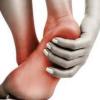 Why does the right and left knee itch?