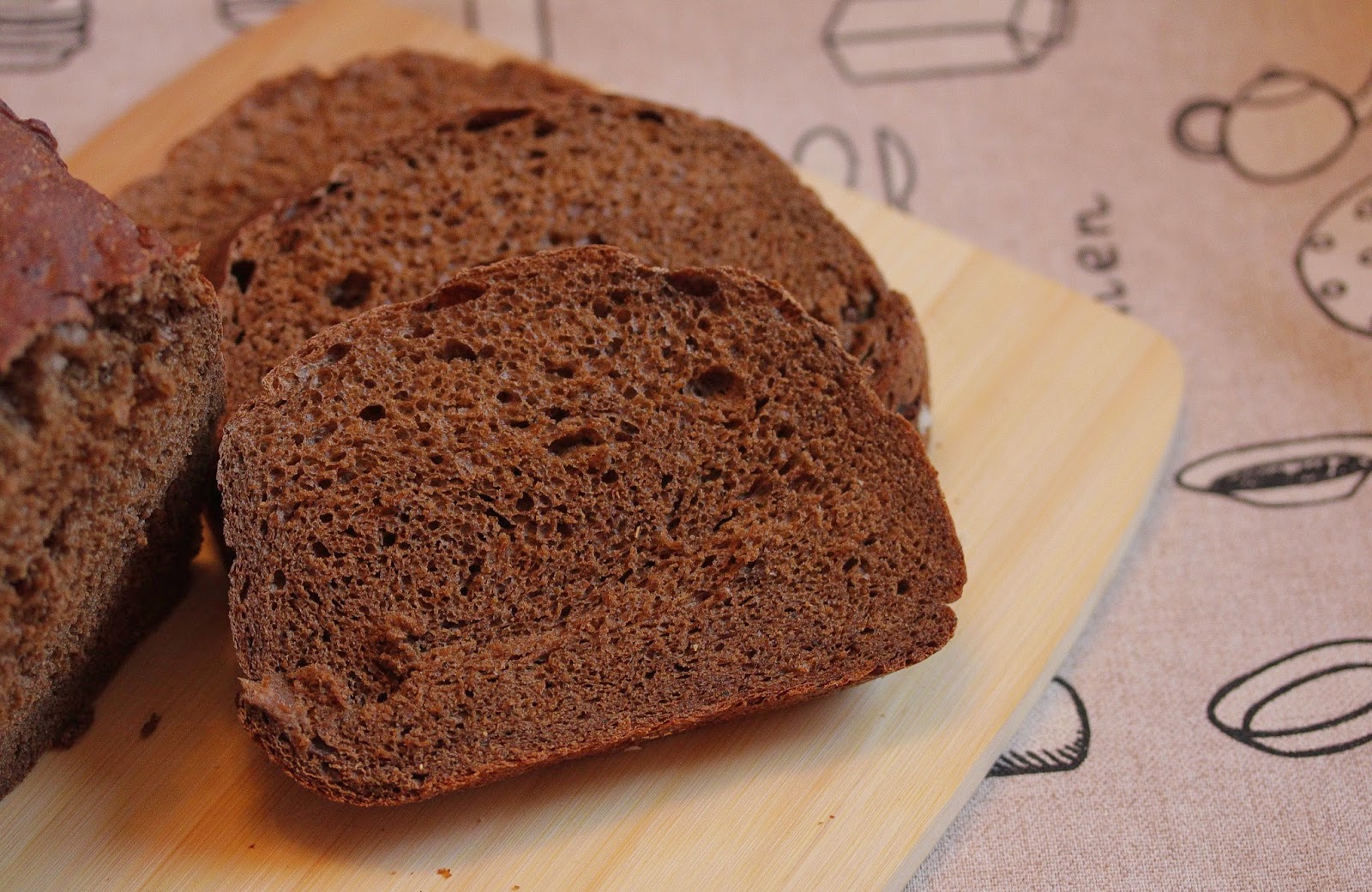 Черный хлеб простой рецепт. Ржаной хлеб. Черный ржаной хлеб. Ржаной хлеб из хлебопечки. Хлеб из ржаной муки в хлебопечке.